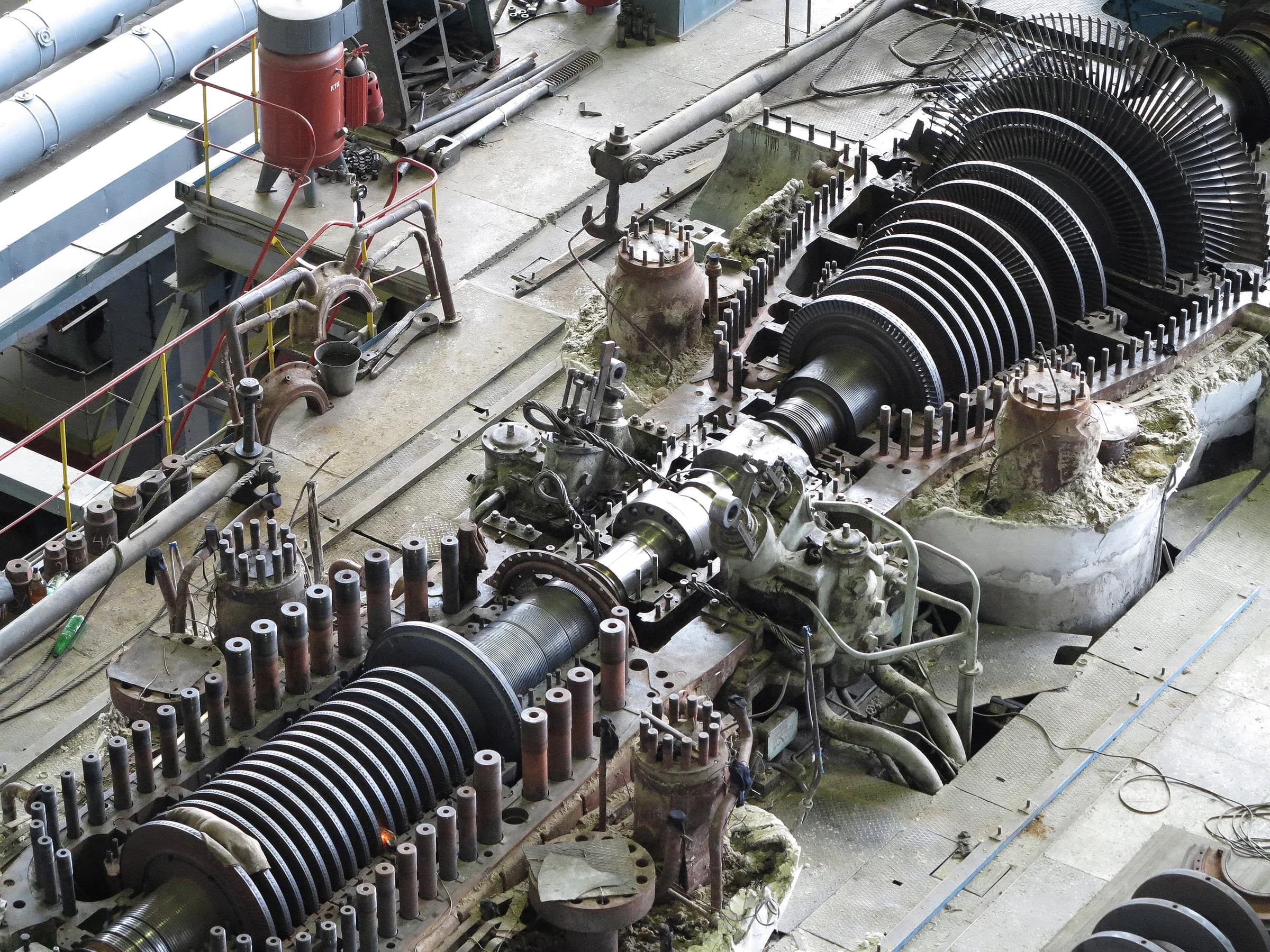 Turbina a vapore aperta in revisione, dentro una centrale